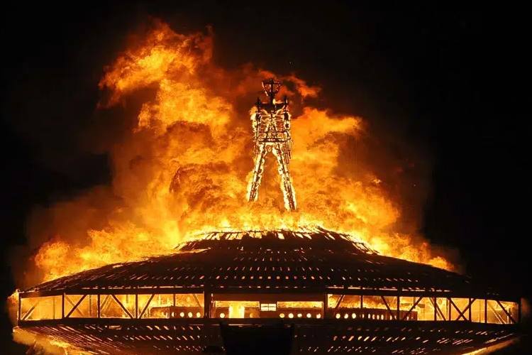 Burning Man ศัตรูรายล่าสุดของโครงการ ‘พลังงานสีเขียว’